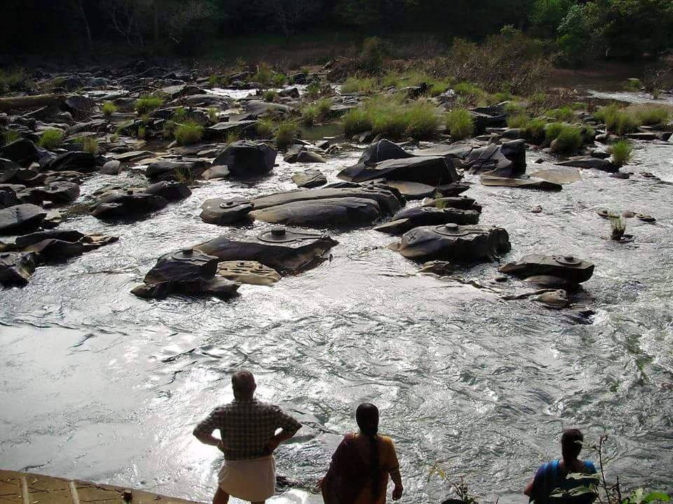 नदी में बसे सहस्त्रलिंगो का रहस्य नदी में बसे सहस्त्रलिंगो का रहस्य