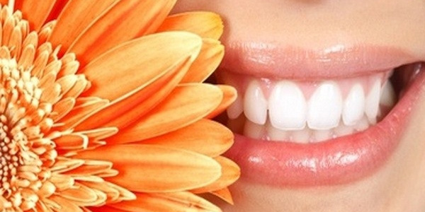 मसूड़ों में रक्त स्राव को रोकने के लिए कारण और उपचार मसूड़ों में रक्त स्राव को रोकने के लिए कारण और उपचार